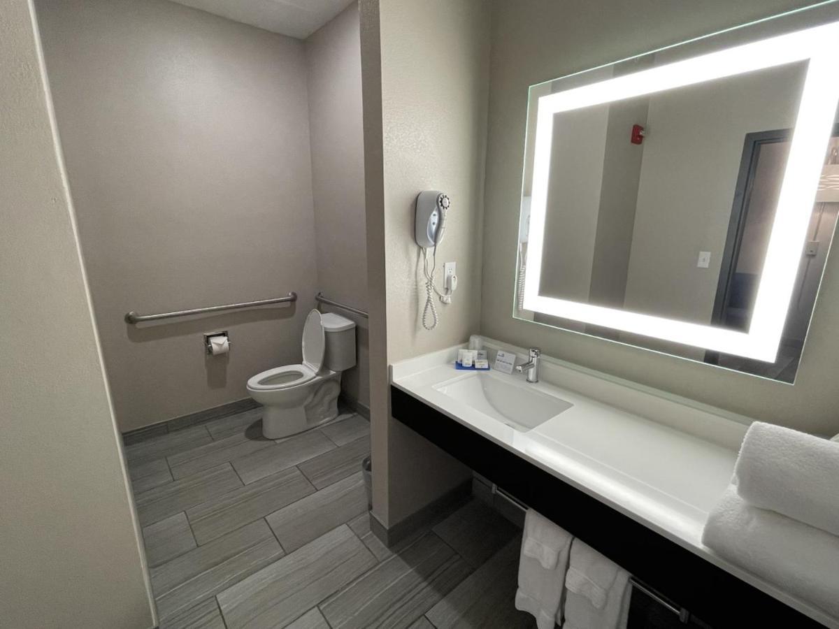 Holiday Inn Express Hotel And Suites Ada By Ihg Екстериор снимка