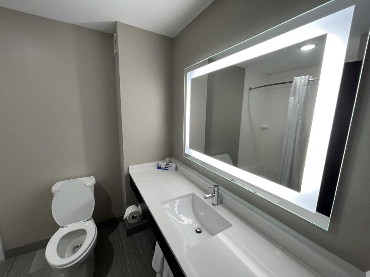 Holiday Inn Express Hotel And Suites Ada By Ihg Екстериор снимка