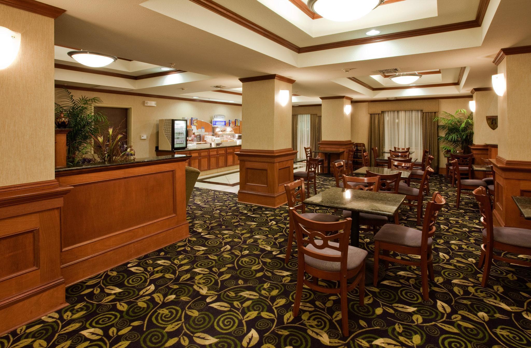 Holiday Inn Express Hotel And Suites Ada By Ihg Екстериор снимка