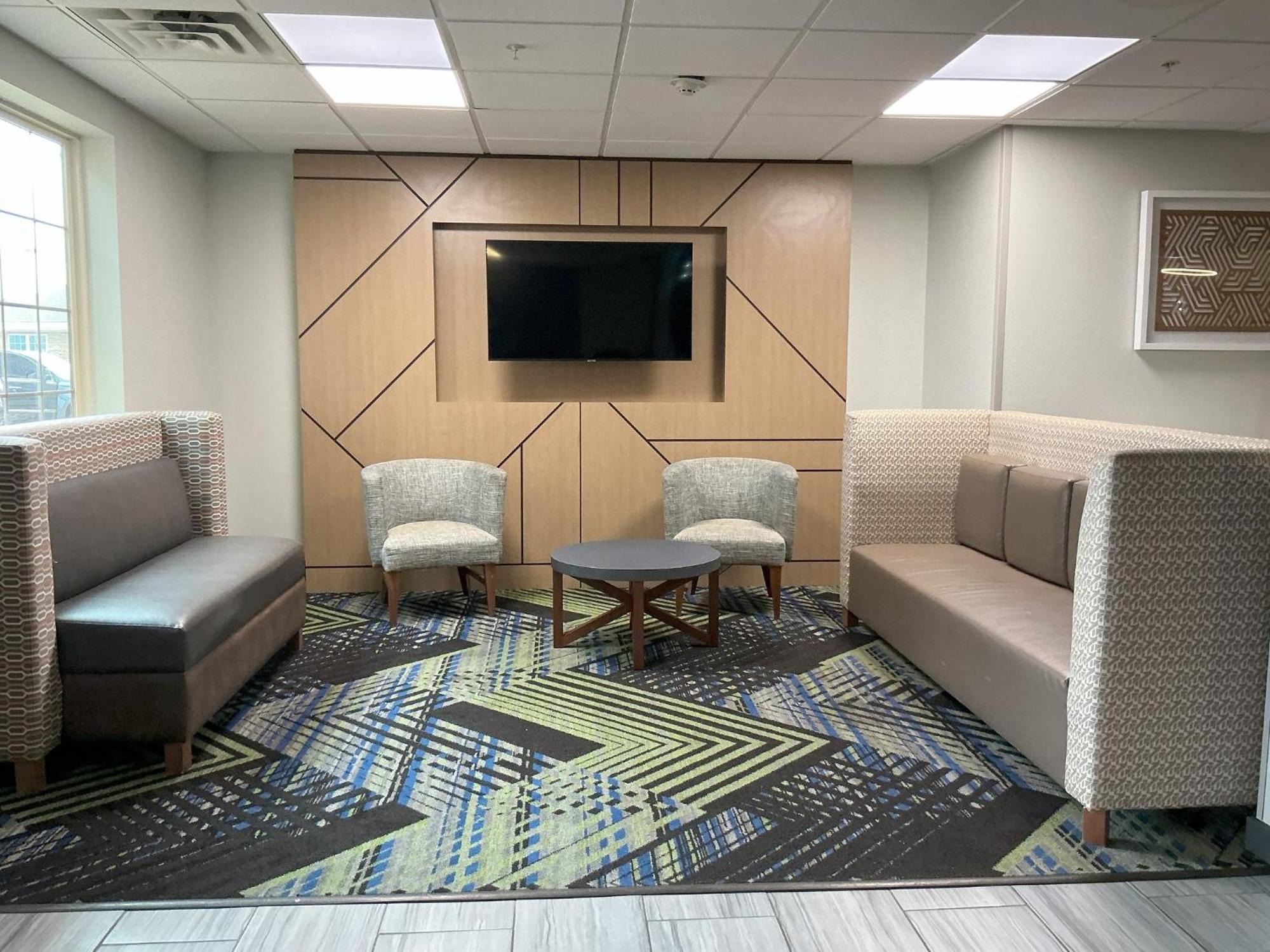 Holiday Inn Express Hotel And Suites Ada By Ihg Екстериор снимка
